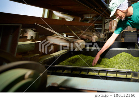 製茶工場で荒茶のふるい分けをする工程 製茶工場で荒茶のふるい分けをする工程 106132360