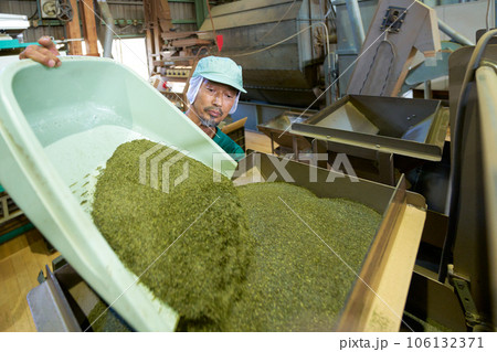 製茶工場で荒茶の仕上げをする工程 106132371