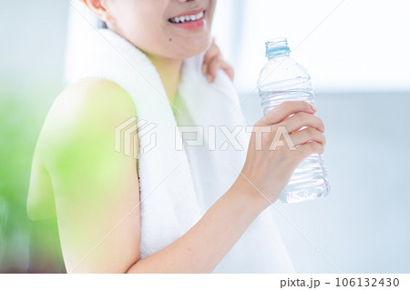 運動後に水分補給する女性 106132430