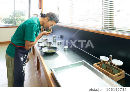 検査室で日本茶の官能検査をする火入れ師 106132753