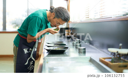 検査室で日本茶のチェックをする茶師 106132755