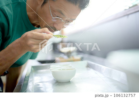 検査室で日本茶の官能検査をする火入れ師 検査室で日本茶の官能検査をする火入れ師 106132757