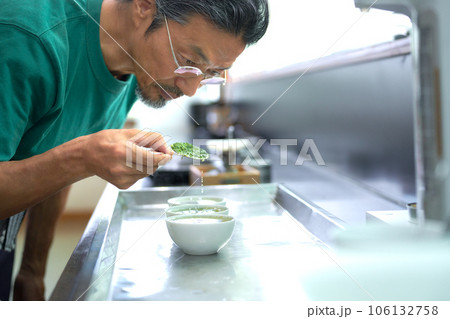 日本茶の官能検査をする茶師 106132758