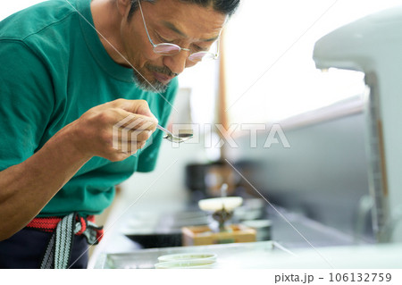 検査室で日本茶の官能検査をする火入れ師 106132759