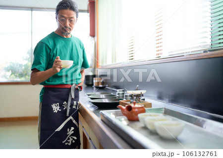 検査室で日本茶を試飲する茶師 106132761