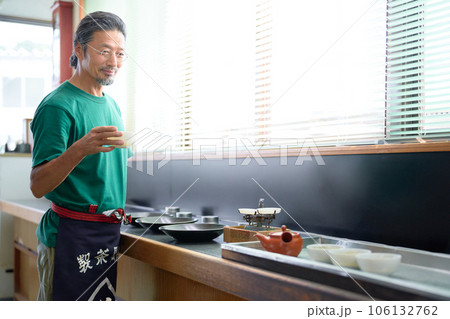 検査室で日本茶を試飲する茶師 検査室で日本茶を試飲する茶師 106132762