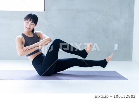 トレーニングをする女性 トレーニングをする女性 106132982