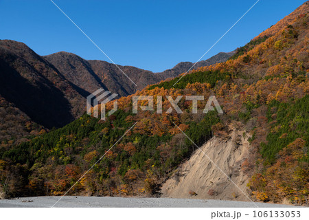 美しい山の紅葉 美しい山の紅葉 106133053