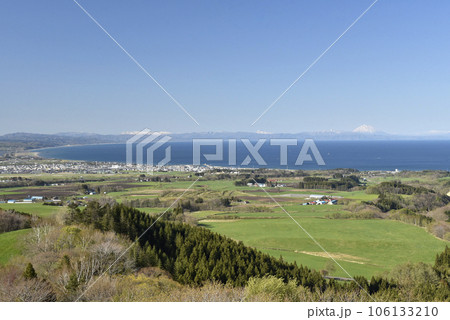 噴火湾　八雲町営育成牧場展望台より 106133210