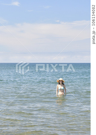 真夏の北海道江差町の海岸で水着女性のポートレートを撮影 106134082