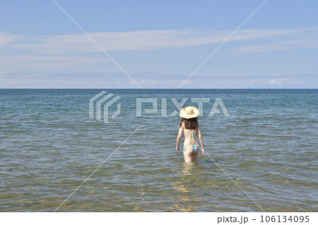 真夏の北海道江差町の海岸で水着女性のポートレートを撮影 真夏の北海道江差町の海岸で水着女性のポートレートを撮影 106134095
