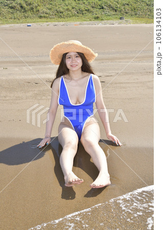 真夏の北海道江差町の海岸で水着女性のポートレートを撮影 106134103