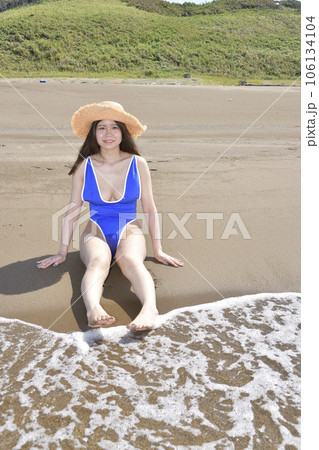 真夏の北海道江差町の海岸で水着女性のポートレートを撮影 106134104