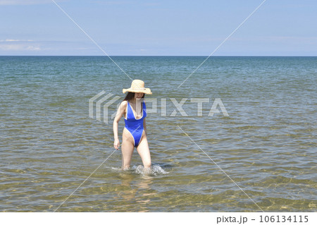 真夏の北海道江差町の海岸で水着女性のポートレートを撮影 真夏の北海道江差町の海岸で水着女性のポートレートを撮影 106134115