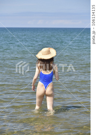 真夏の北海道江差町の海岸で水着女性のポートレートを撮影 真夏の北海道江差町の海岸で水着女性のポートレートを撮影 106134135
