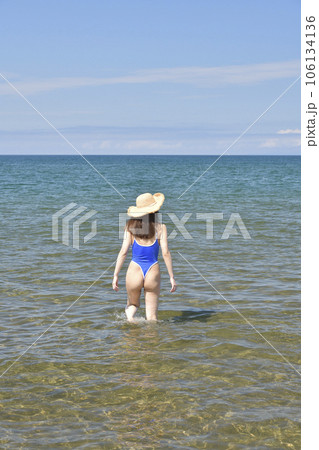 真夏の北海道江差町の海岸で水着女性のポートレートを撮影 106134136
