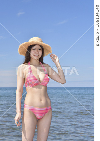 北海道　撮影会　水着 真夏の北海道江差町の海岸で水着女性のポートレートを撮影の写真素材 [106134140] - PIXTA