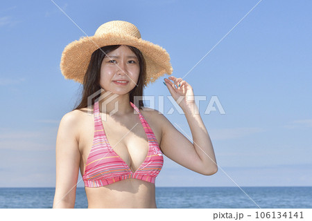 真夏の北海道江差町の海岸で水着女性のポートレートを撮影 真夏の北海道江差町の海岸で水着女性のポートレートを撮影 106134141