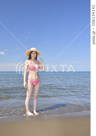 真夏の北海道江差町の海岸で水着女性のポートレートを撮影 真夏の北海道江差町の海岸で水着女性のポートレートを撮影 106134142