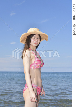 真夏の北海道江差町の海岸で水着女性のポートレートを撮影 106134144