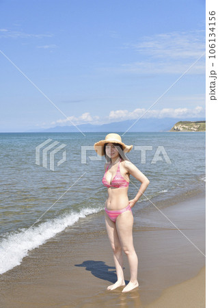 真夏の北海道江差町の海岸で水着女性のポートレートを撮影 106134156