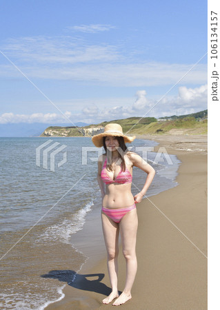 真夏の北海道江差町の海岸で水着女性のポートレートを撮影 真夏の北海道江差町の海岸で水着女性のポートレートを撮影 106134157
