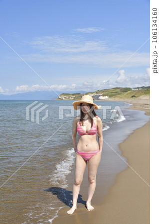 真夏の北海道江差町の海岸で水着女性のポートレートを撮影 真夏の北海道江差町の海岸で水着女性のポートレートを撮影 106134160