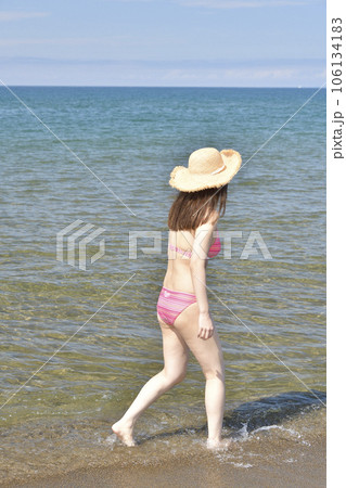 真夏の北海道江差町の海岸で水着女性のポートレートを撮影 真夏の北海道江差町の海岸で水着女性のポートレートを撮影 106134183