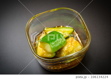 ごま油を使った甘酸っぱい中華風きゅうりの漬物 ごま油を使った甘酸っぱい中華風きゅうりの漬物 106134224
