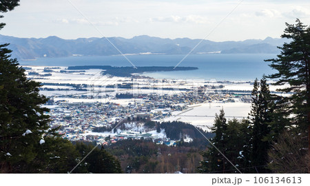 雪に覆われた町と湖 (福島県、猪苗代) 106134613