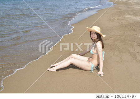 真夏の北海道江差町の海岸で水着女性のポートレートを撮影 106134797