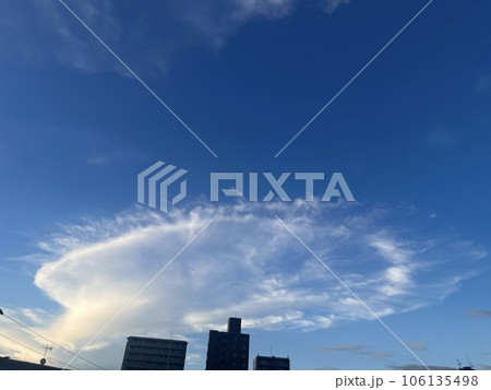 雨上がりの楕円の雲と夕陽 106135498