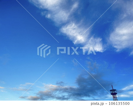 青空に浮かぶ雲と遠くに見える飛行機 106135500
