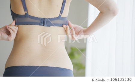 ブラジャーのホックを留める女性 ブラジャーのホックを留める女性 106135530