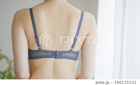 ブラジャーのホックを留める女性 106135532