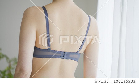 ブラジャーのホックを留める女性 106135533