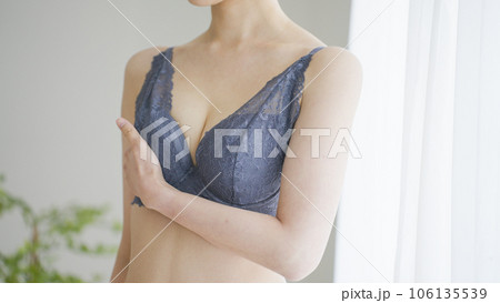 胸のマッサージをする女性(バストアップ・乳がんセルフチェック) 胸のマッサージをする女性(バストアップ・乳がんセルフチェック) 106135539