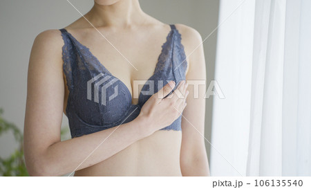 胸のマッサージをする女性（バストアップ・乳がんセルフチェック） 106135540