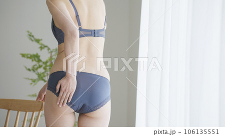 お尻が太って悩む女性（美容・ビューティー・ダイエット） 106135551