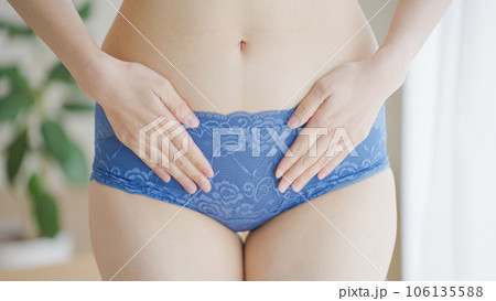鼠蹊部をマッサージする女性（生理痛・月経痛） 106135588