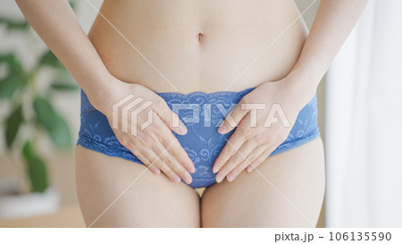 鼠蹊部をマッサージする女性（生理痛・月経痛） 106135590