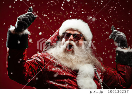 Rockin' Santa Claus Waist-Up Portrait of a Cool...のイラスト素材 ...