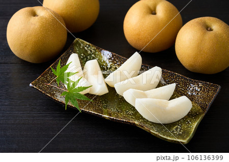 切り分けた梨　千葉県産幸水 106136399