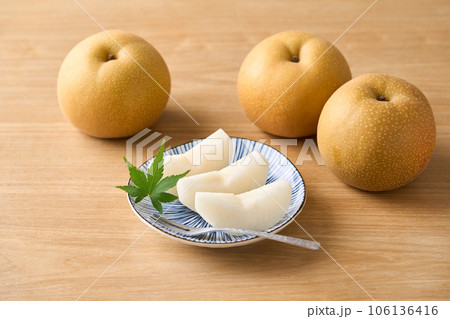 切り分けた梨　千葉県産幸水 106136416