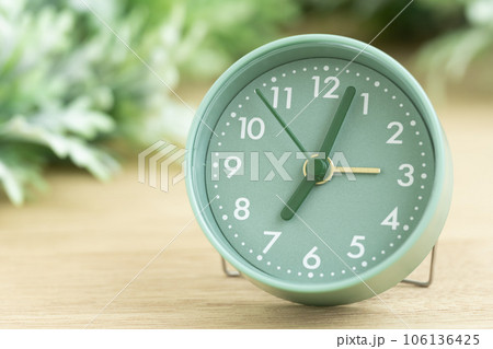 緑色の時計 緑色の時計 106136425