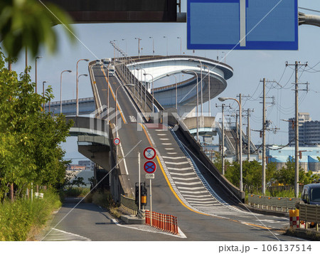 大阪港に架かるべた踏み坂なみはや大橋 大阪港に架かるべた踏み坂なみはや大橋 106137514