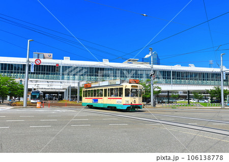 【富山県】快晴のJR富山駅（富山軌道線） 106138778
