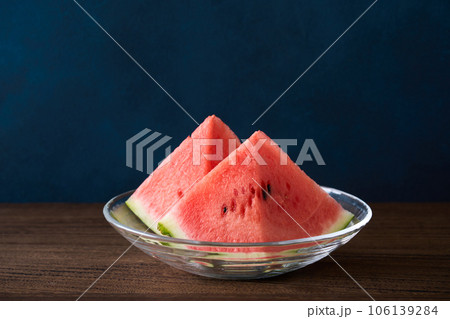 切り分けたスイカ 106139284