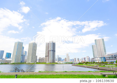 【東京都】8月・青空と晴海のタワーマンション 【東京都】8月・青空と晴海のタワーマンション 106139630