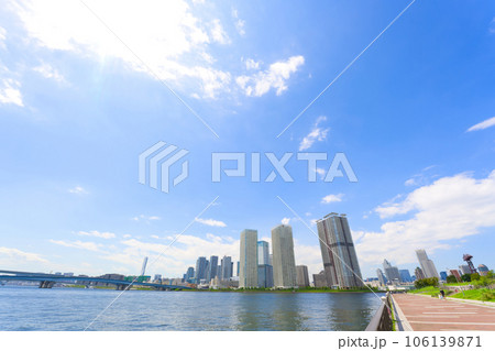 【東京都】8月・青空と晴海のタワーマンション 【東京都】8月・青空と晴海のタワーマンション 106139871